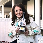 Country Music Icon Loretta Lynn Presented with Second Annual Cracker Barrel Country Legend Award